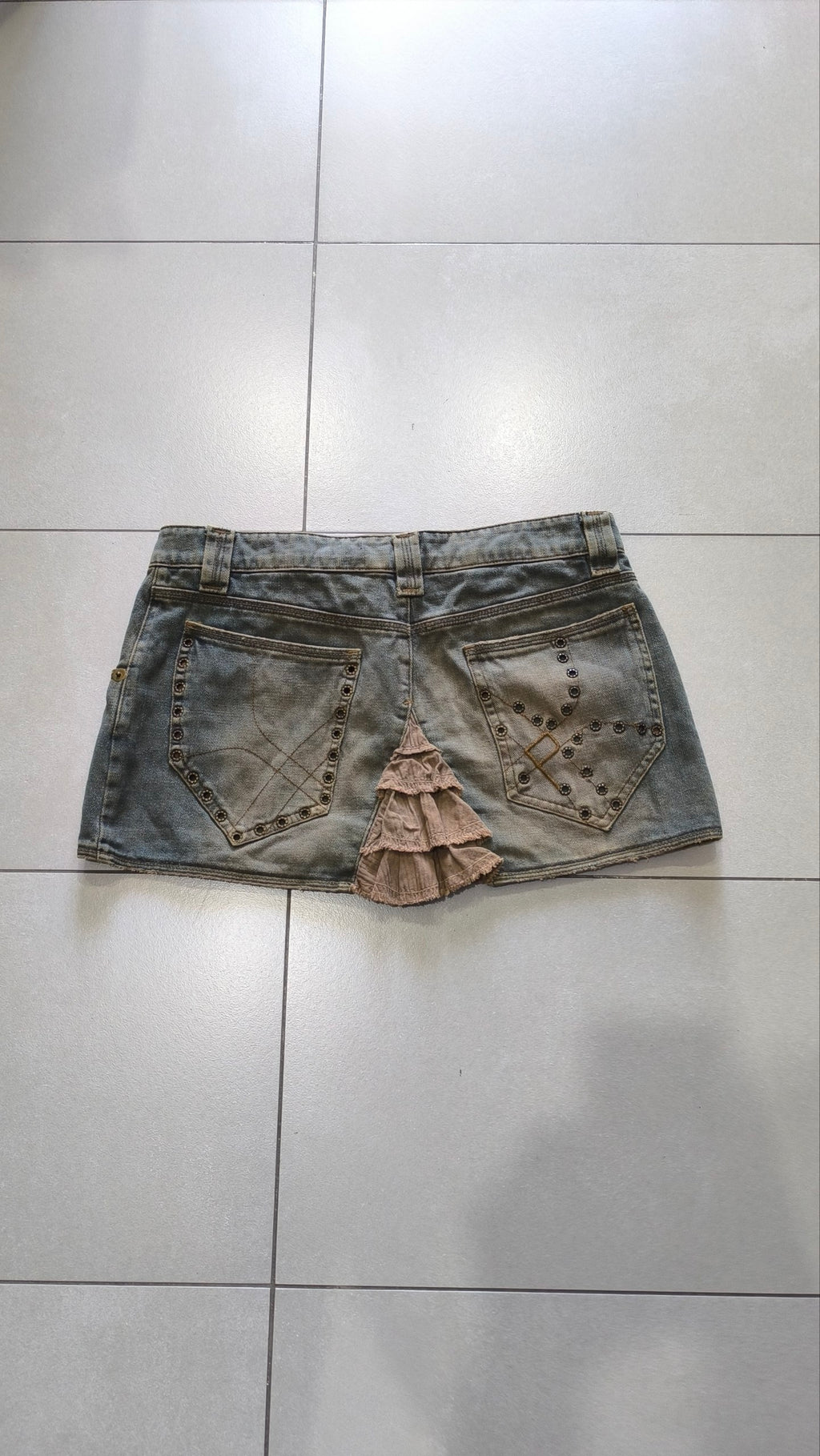 Minigonna jeans grigia Y2K borchie volant vita bassa (M)