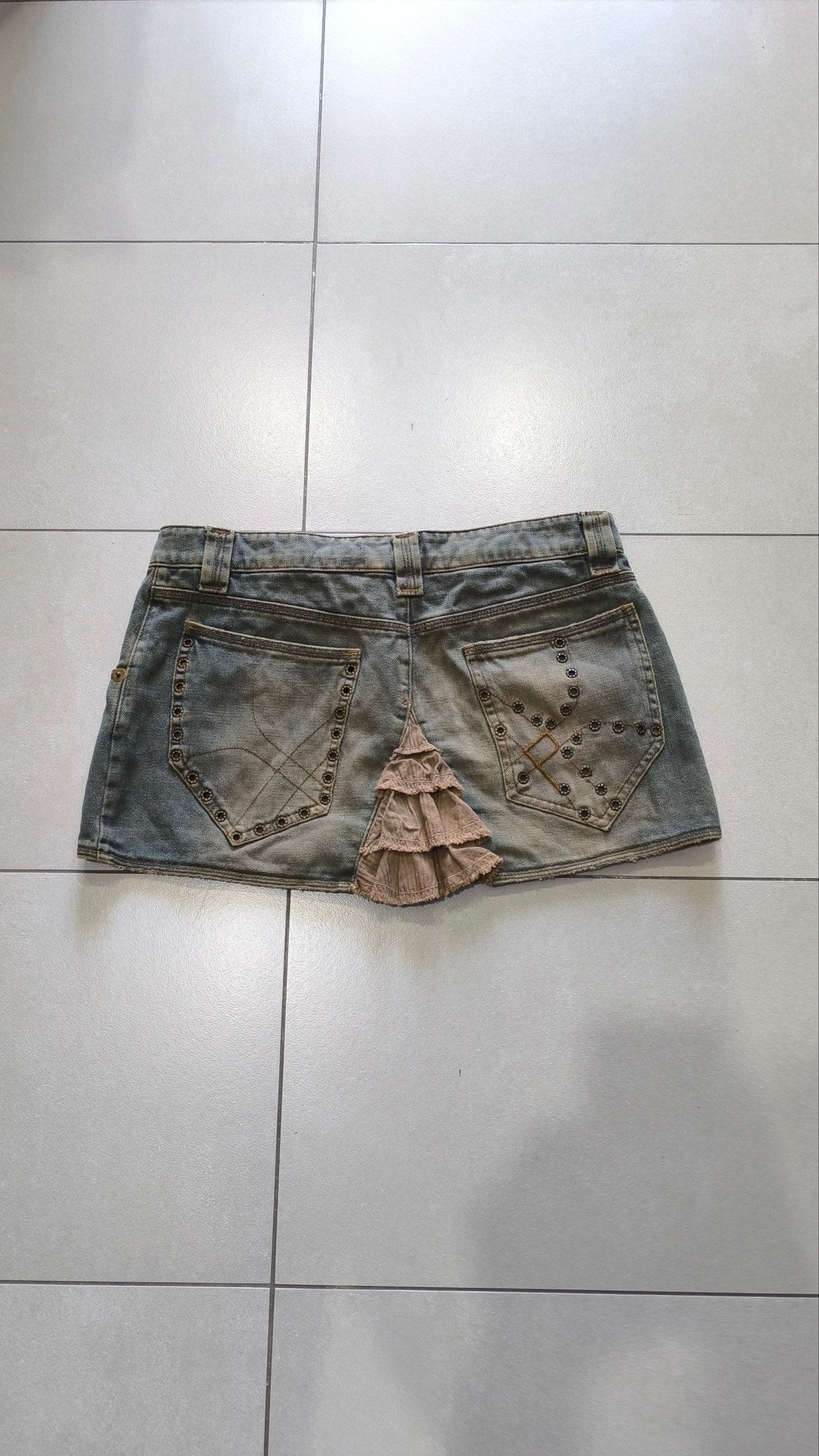 Minigonna jeans grigia Y2K borchie volant vita bassa (M)