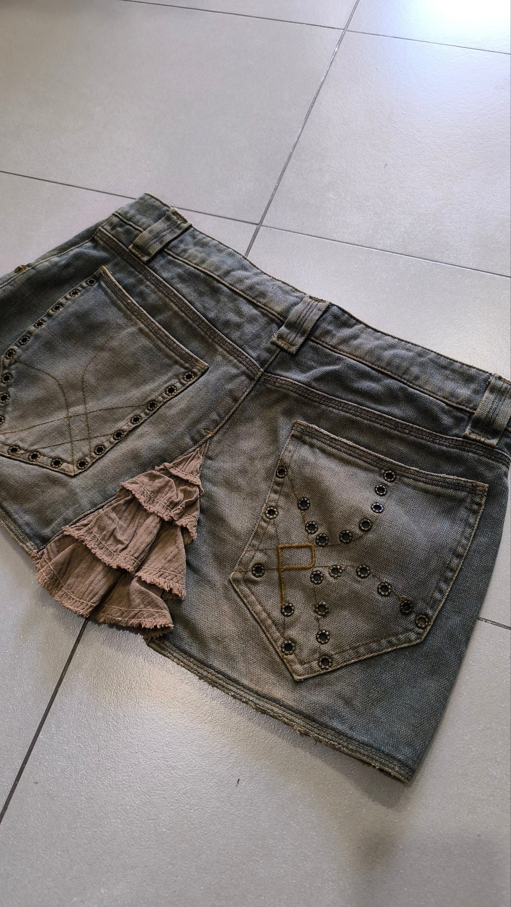 Minigonna jeans grigia Y2K borchie volant vita bassa (M)