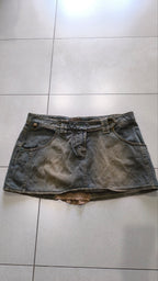 Minigonna jeans grigia Y2K borchie volant vita bassa (M)