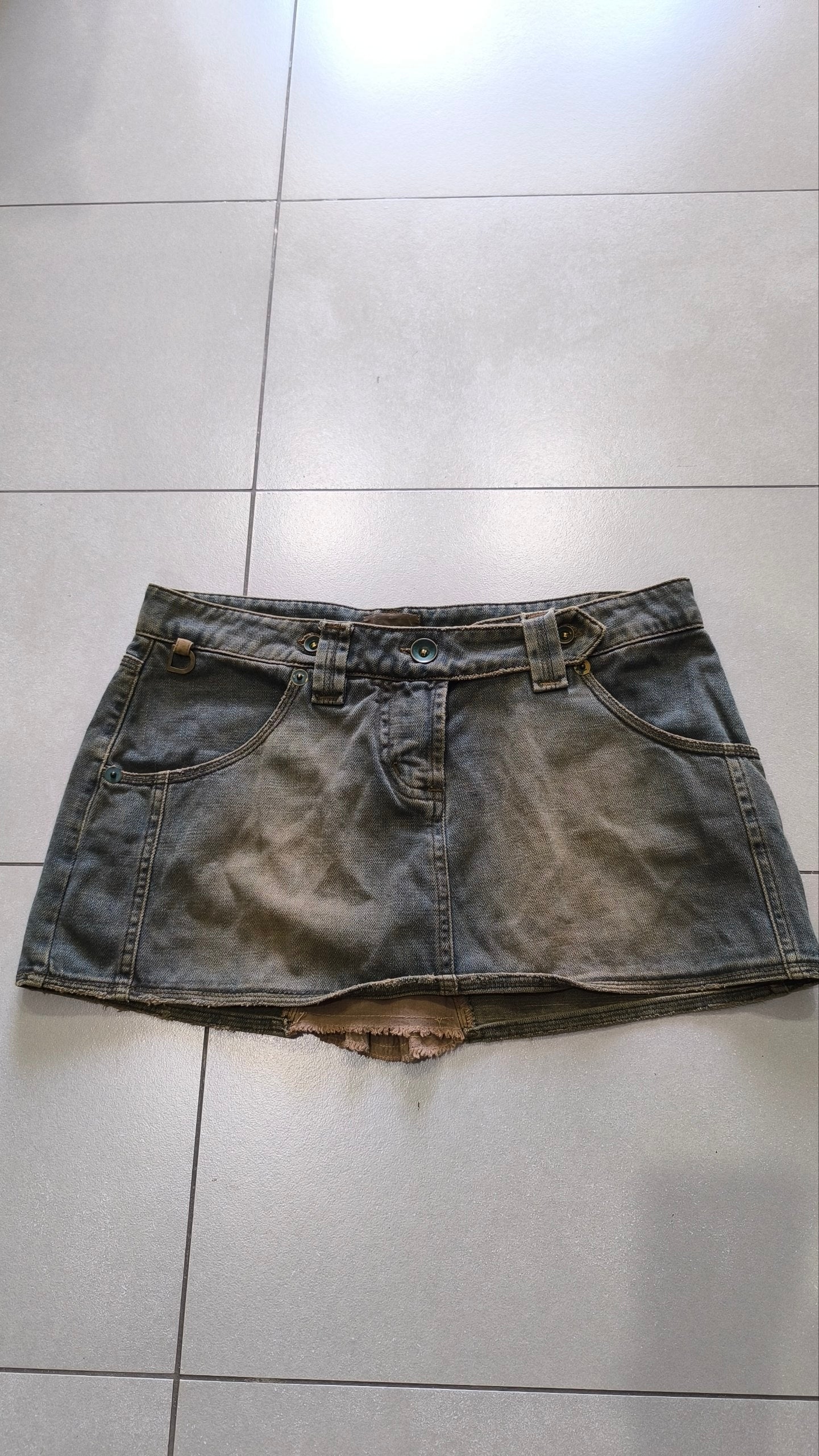Minigonna jeans grigia Y2K borchie volant vita bassa (M)