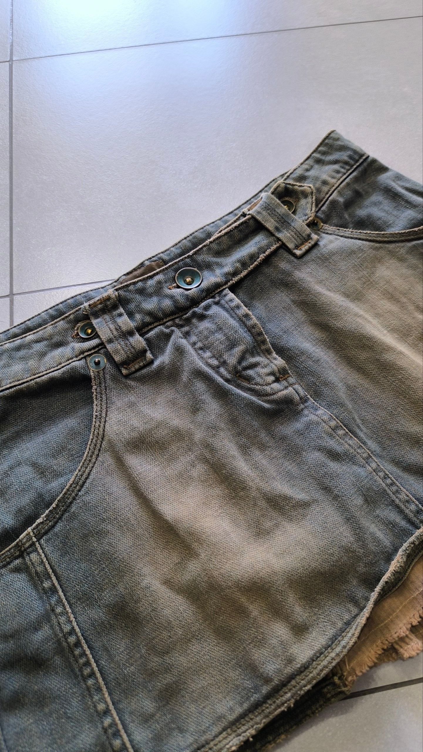 Minigonna jeans grigia Y2K borchie volant vita bassa (M)