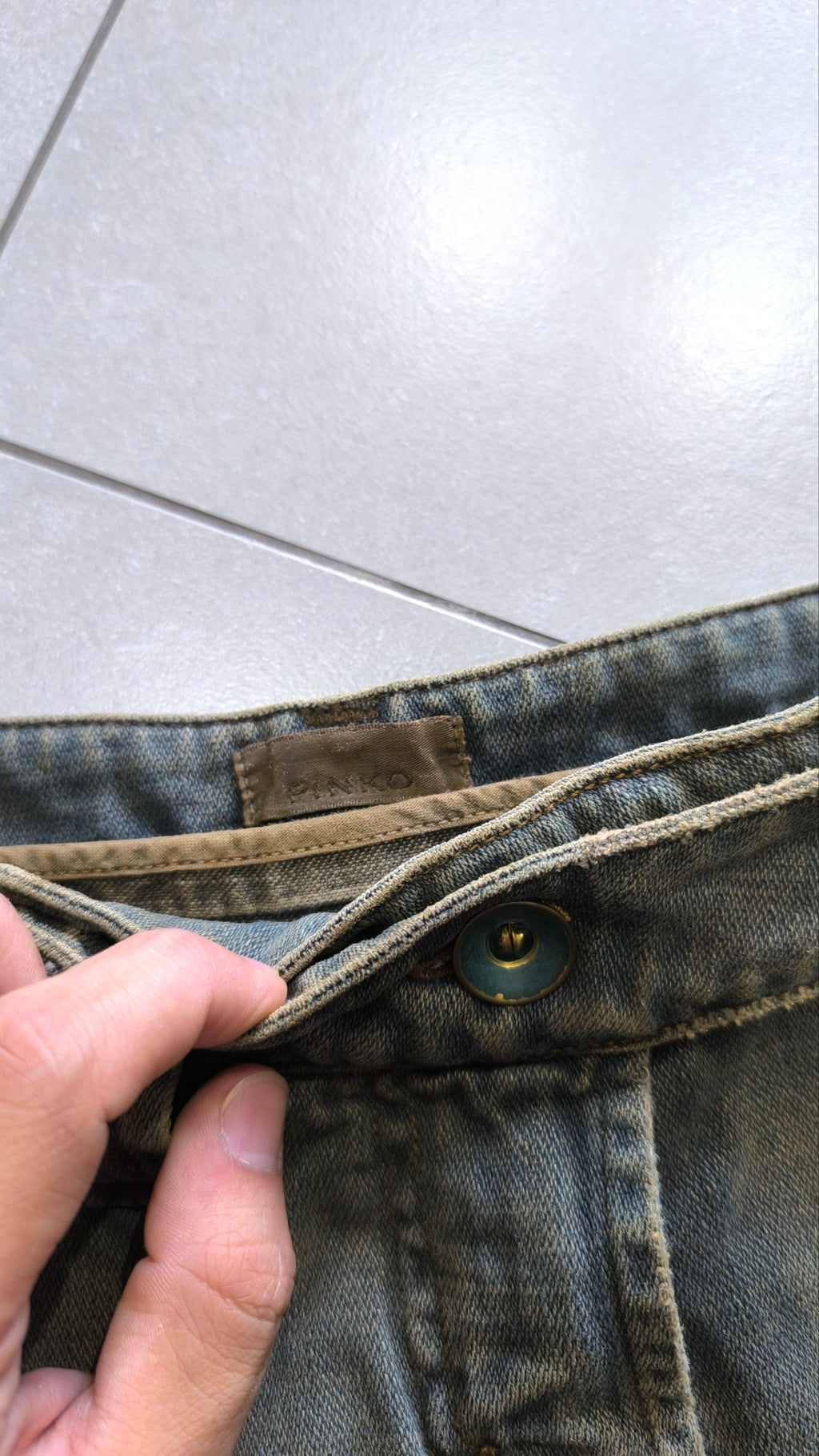 Minigonna jeans grigia Y2K borchie volant vita bassa (M)
