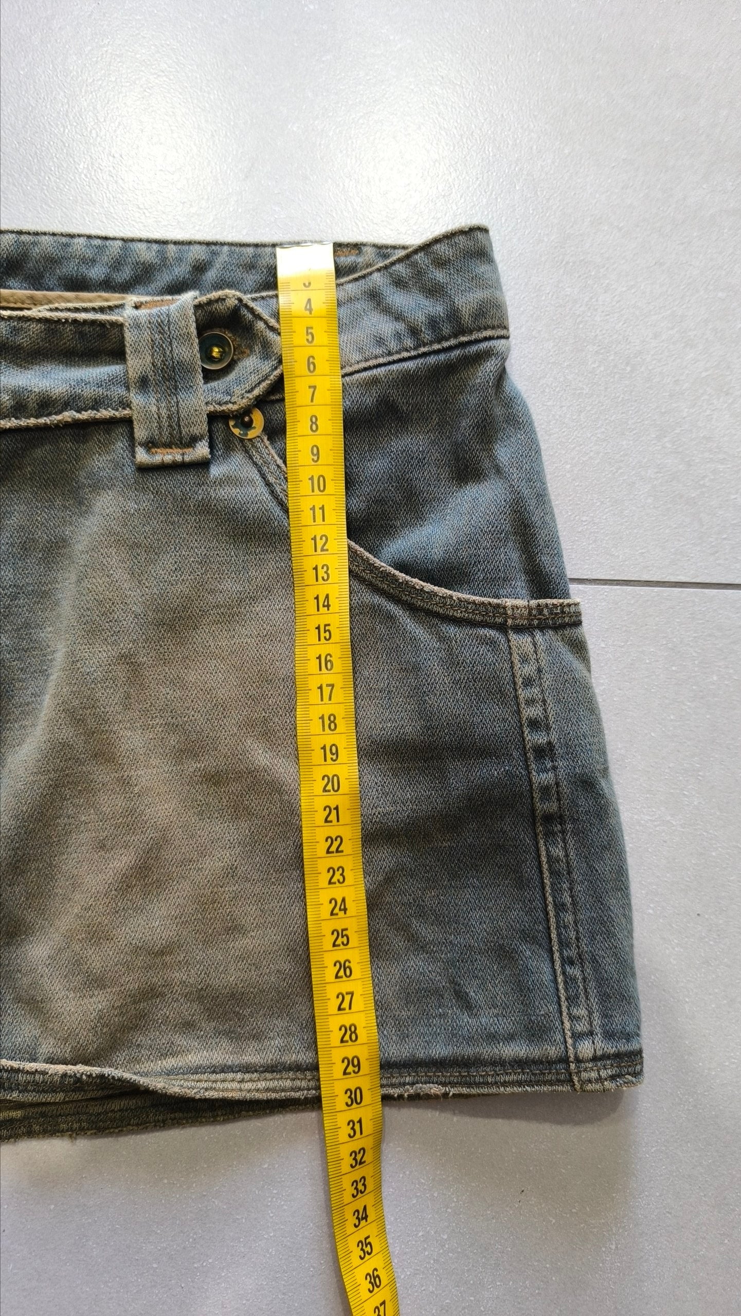 Minigonna jeans grigia Y2K borchie volant vita bassa (M)
