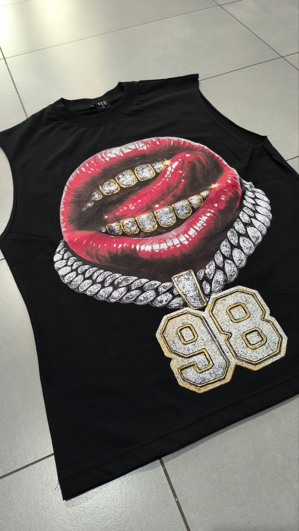Canotta nera uomo hip hop Y2K con stampa lips grillz 98