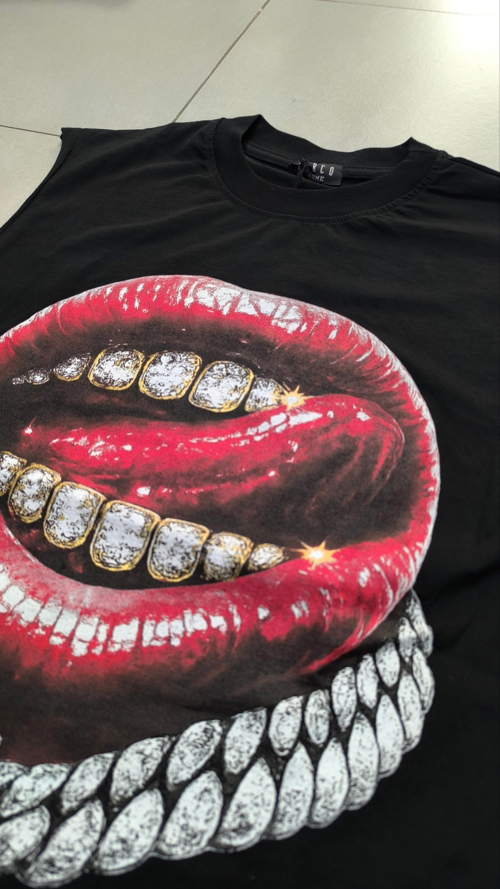 Canotta nera uomo hip hop Y2K con stampa lips grillz 98